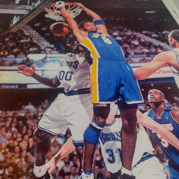 KOBE BRYANT LAKERS VS KINGS BACKWARDS DUNK💥8.5x11 ULTRA PREMIUM GLOSSY POSTER! - Picture 6 of 9